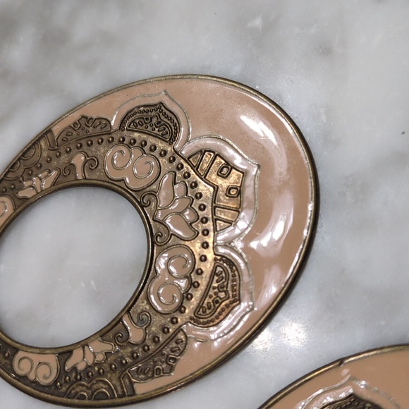 Stamped moroccan design oval hoop earring - Picture 5 of 9